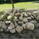 Kövekből álló sziklakert az iskola udvarán